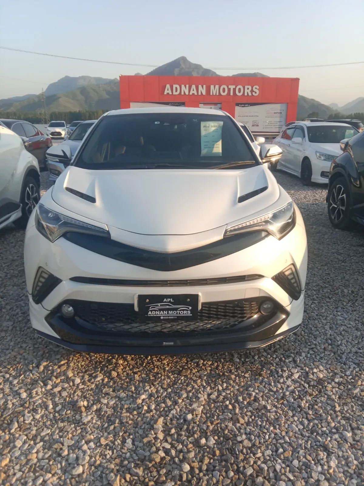 Toyota C-HR 2017 — photo 1