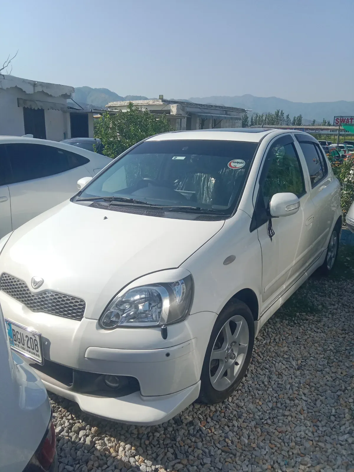 Toyota Vitz 2001 — photo 1